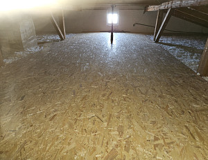 Zateplení stropu rodinného domu pomocí foukané izolace